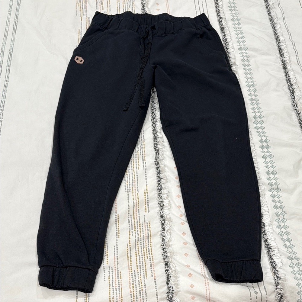 5/$22 Women’s Black under armour Jogger Pants
